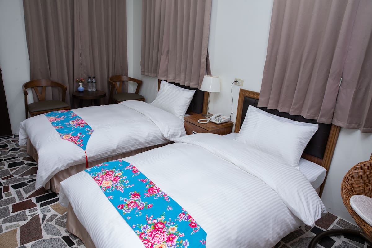Escritorio, cortinas blackout, wifi gratis y ropa de cama