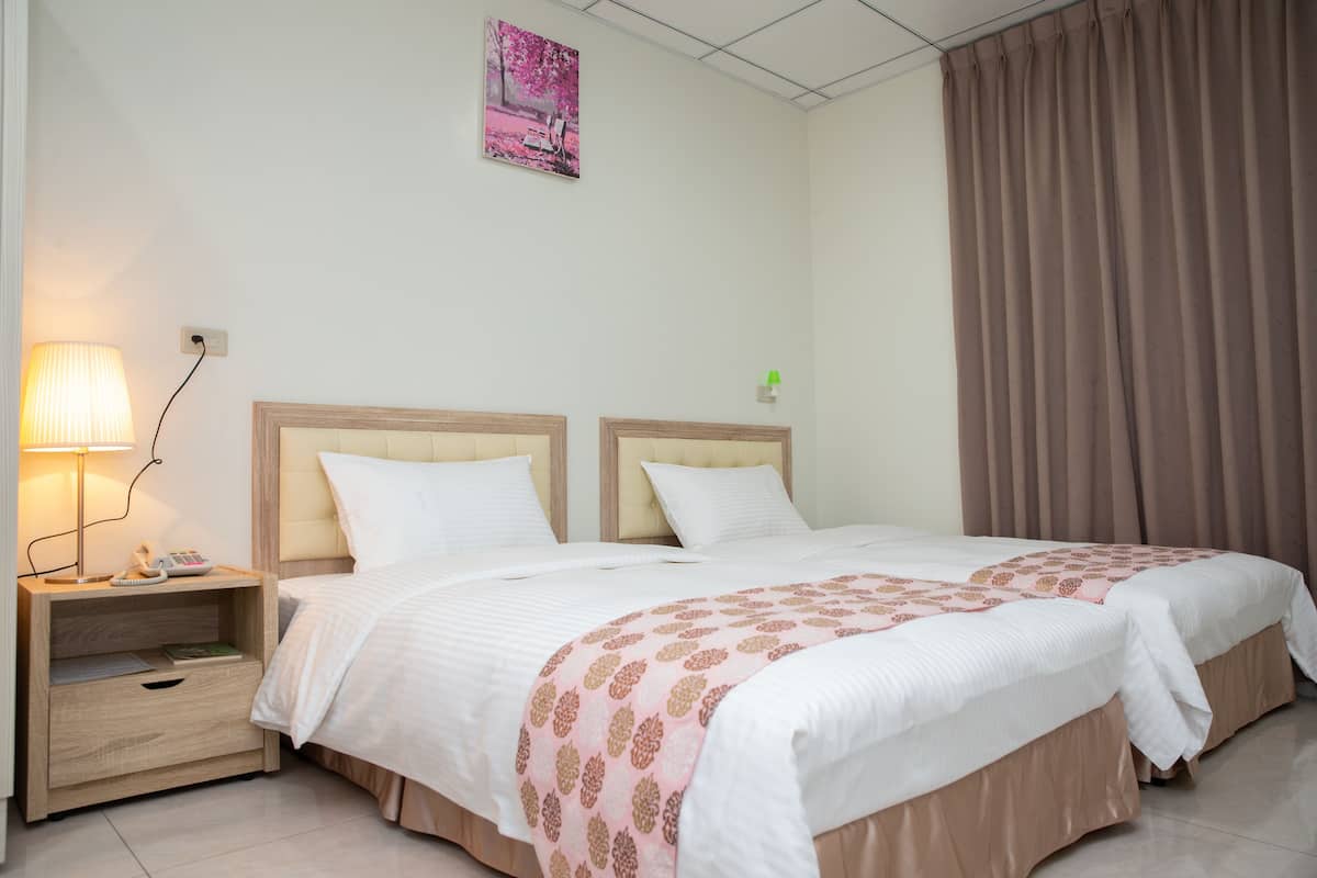 Escritorio, cortinas blackout, wifi gratis y ropa de cama