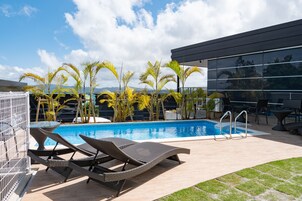 Una piscina al aire libre