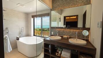 Villa, vistas al mar (Terrace, A) | Baño | Bañera y ducha independientes y bañera profunda