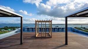 Breakfast, lunch, dinner served; sea views 