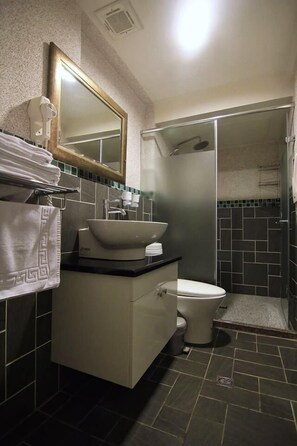 Standard Quadruple Room | Bathroom | Shower, free toiletries, hair dryer, slippers - Mi Casa Inn (New Taipei City)