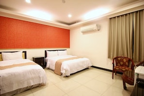 Habitación triple estándar | Escritorio, cortinas opacas, wifi gratis y ropa de cama