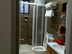 Shower, free toiletries, hair dryer, slippers - Bigger Guesthouse (Jinning)
