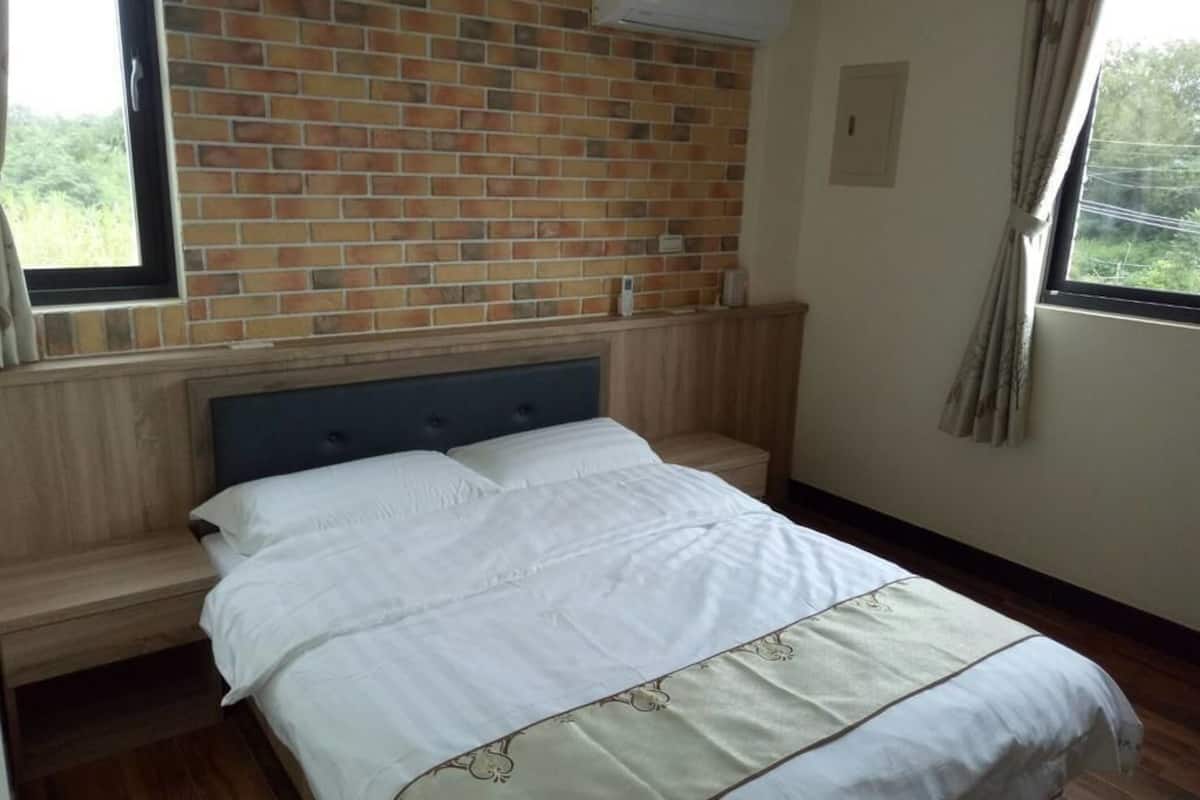 Deluxe Double Room, 1 Queen Bed, Non Smoking | Rollaway beds (surcharge), WiFi (free), bed sheets