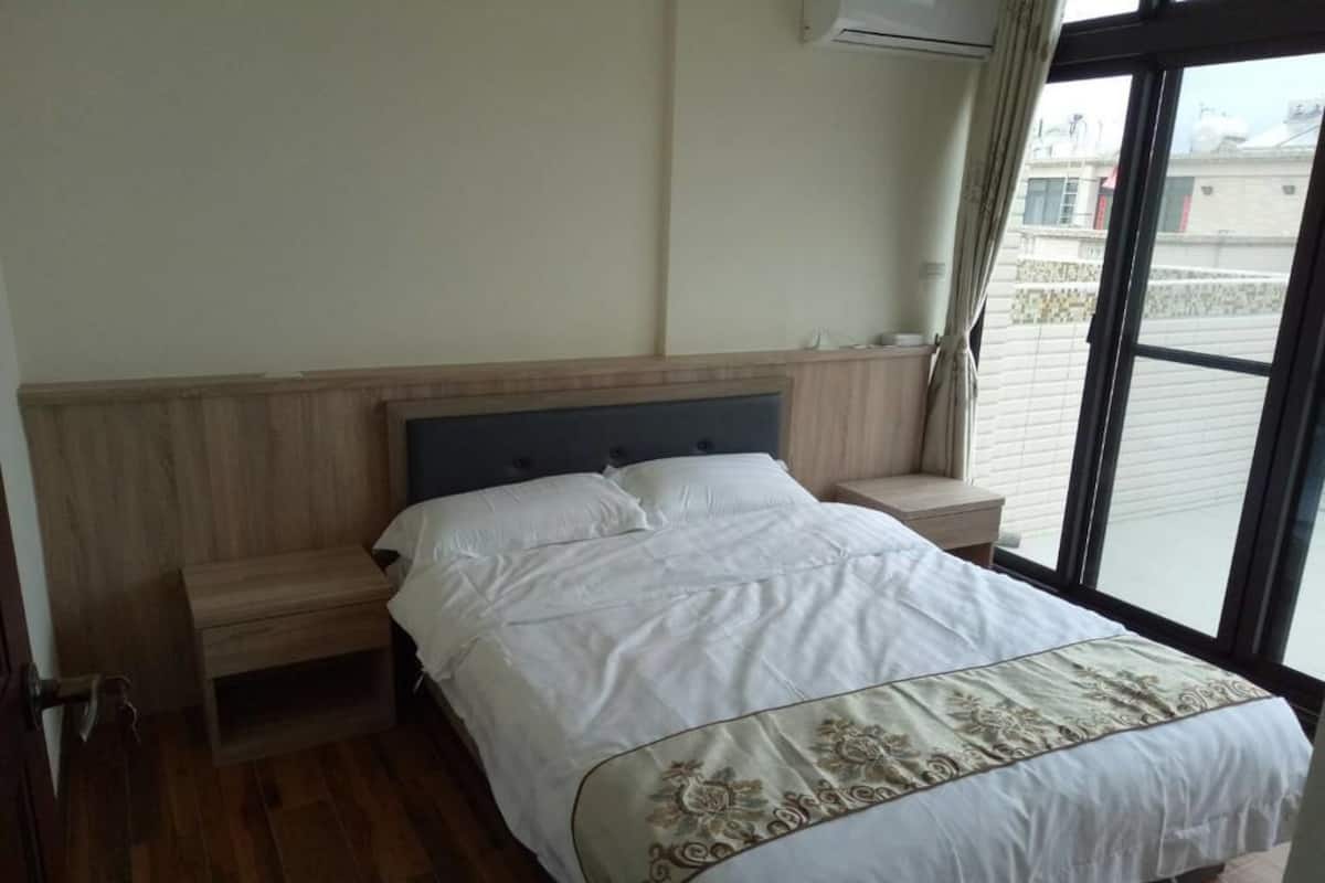 Double Room, 1 Queen Bed, Non Smoking | Rollaway beds (surcharge), WiFi (free), bed sheets