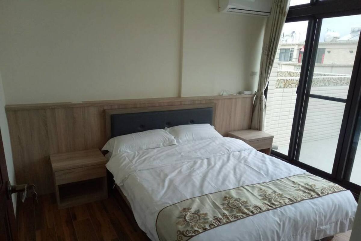 Double Room, 1 Queen Bed, Non Smoking | Rollaway beds, free WiFi, bed sheets