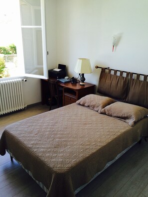 4 bedrooms, iron/ironing board, WiFi