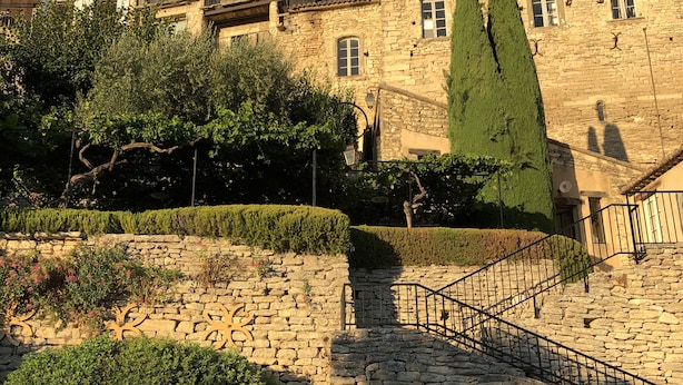 A stone staircase leading up to a building with a stone facade and a large tree. - Big house with pool house, large garden in a marvelous vacation city (L'isle-Sur-La-Sorgue)