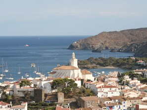 A coastal town with a prominent church, boats in the harbor, and a hilly backdrop. - Apartment/ flat - Cadaques (Cadaques)