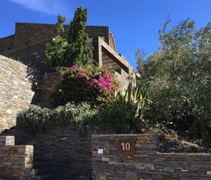 A stone building with a number plaque '10' indicating a room or unit. - Apartment/ flat - Cadaques (Cadaques)