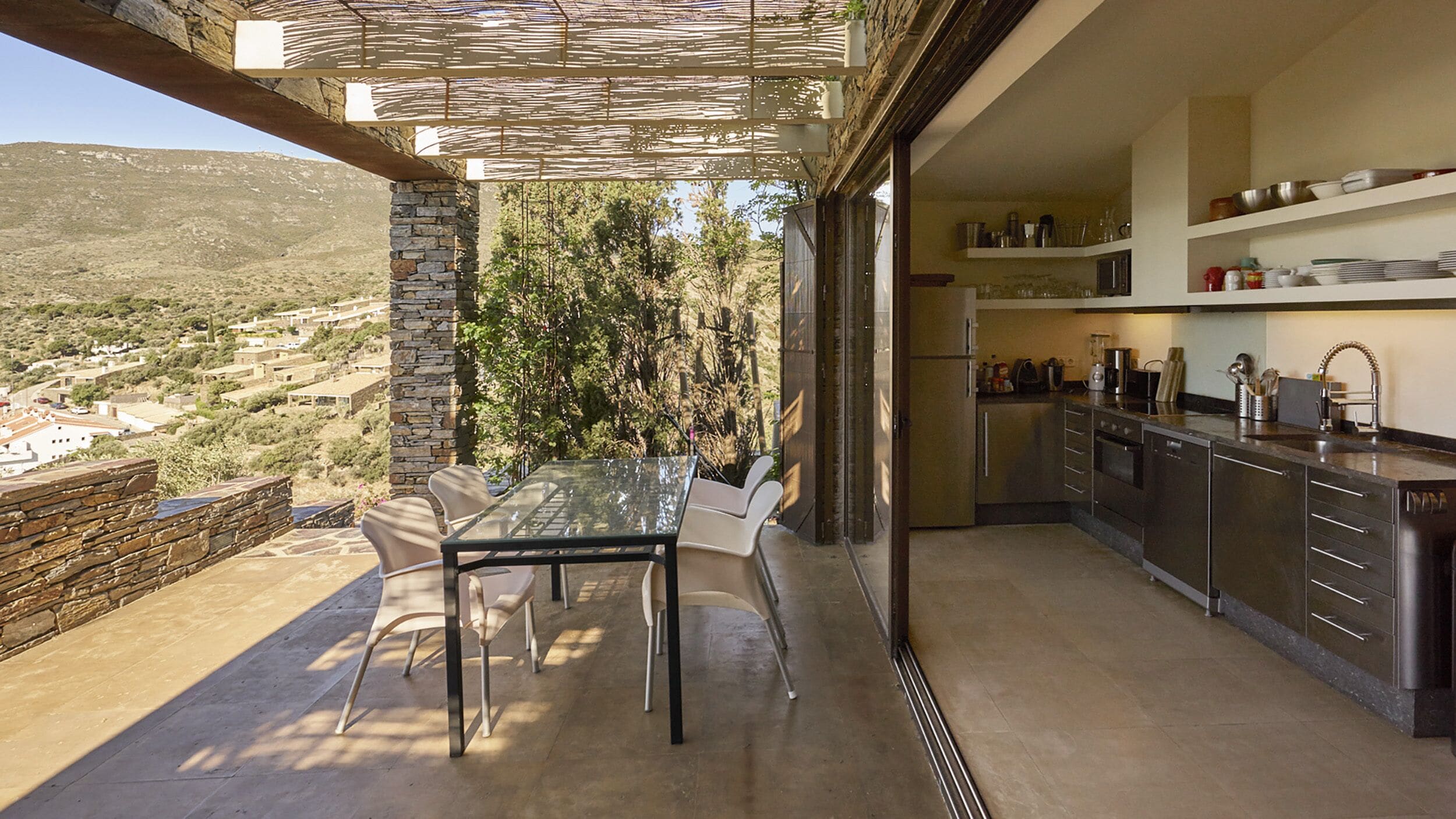 Une cuisine moderne offrant une vue sur un paysage montagneux.