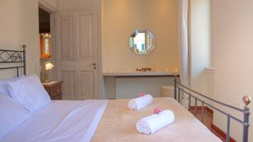 3 chambres, bureau, fer et planche Ă repasser, lit parapluie