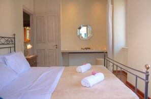 3 soverom, skrivebord, strykejern/-brett og reiseseng for barn