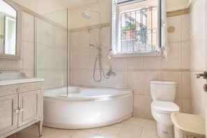 Ensemble douche/baignoire, sèche-cheveux, serviettes fournies, savon