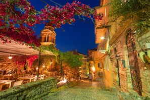 Outdoor dining - Durrells iconic srteet, stunning home with garden next to New Fortress Corfu   (Kerkira)