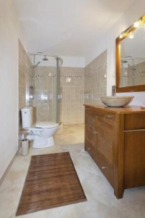 Bruser, hårtørrer, håndklæder