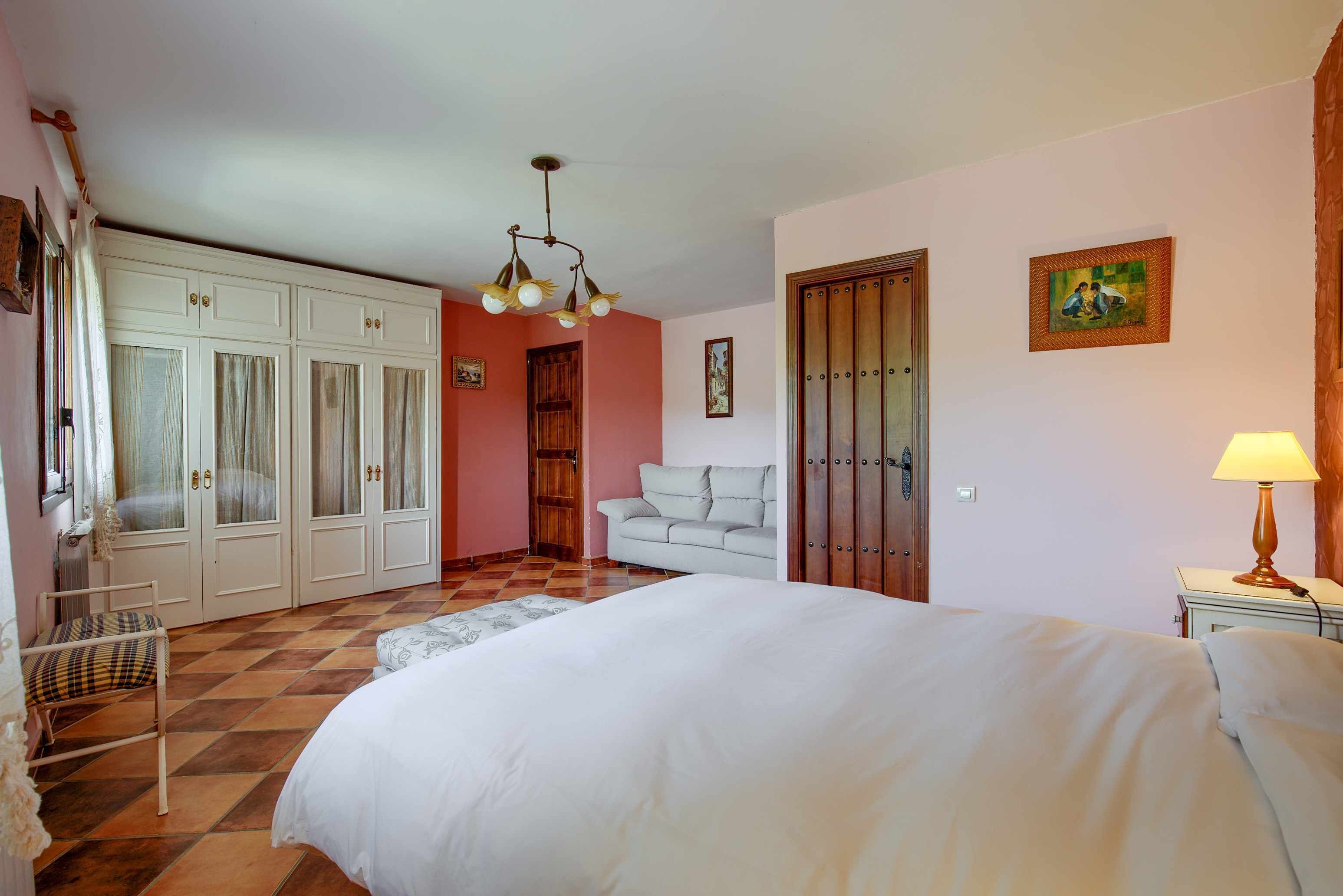 6 bedrooms, desk, travel cot, free WiFi