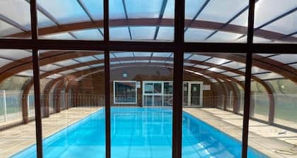 Log Cabin traditionnel sur un site résidentiel calme avec piscine chauffée communautaire