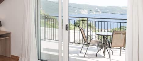 4 soverom, skrivebord, strykejern/-brett og reiseseng for barn