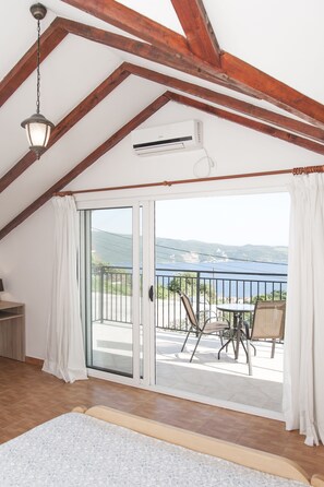 4 Schlafzimmer, Schreibtisch, Bügeleisen/Bügelbrett, Reisekinderbett