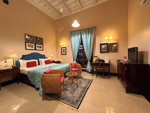 Chambre Deluxe Double ou avec lits jumeaux | Minibar, ameublement personnalisé, bureau, Wi-Fi gratuit