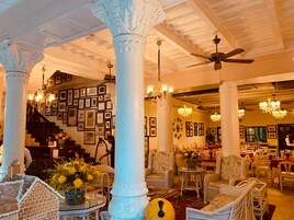 Se sirven desayunos, almuerzos y cenas; cocina local e internacional