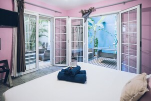 Caja de seguridad en la habitación y muebles diferentes 