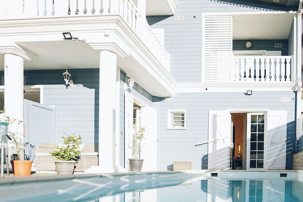 Vista frontal de la propiedad