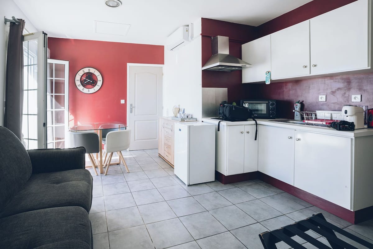 family apartment, 2 bedrooms, kitchenette, city view | private kitchen | fridge, microwave, coffee/tea maker, electric kettle