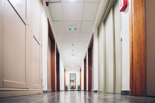 Caja de seguridad en la habitación y muebles diferentes 