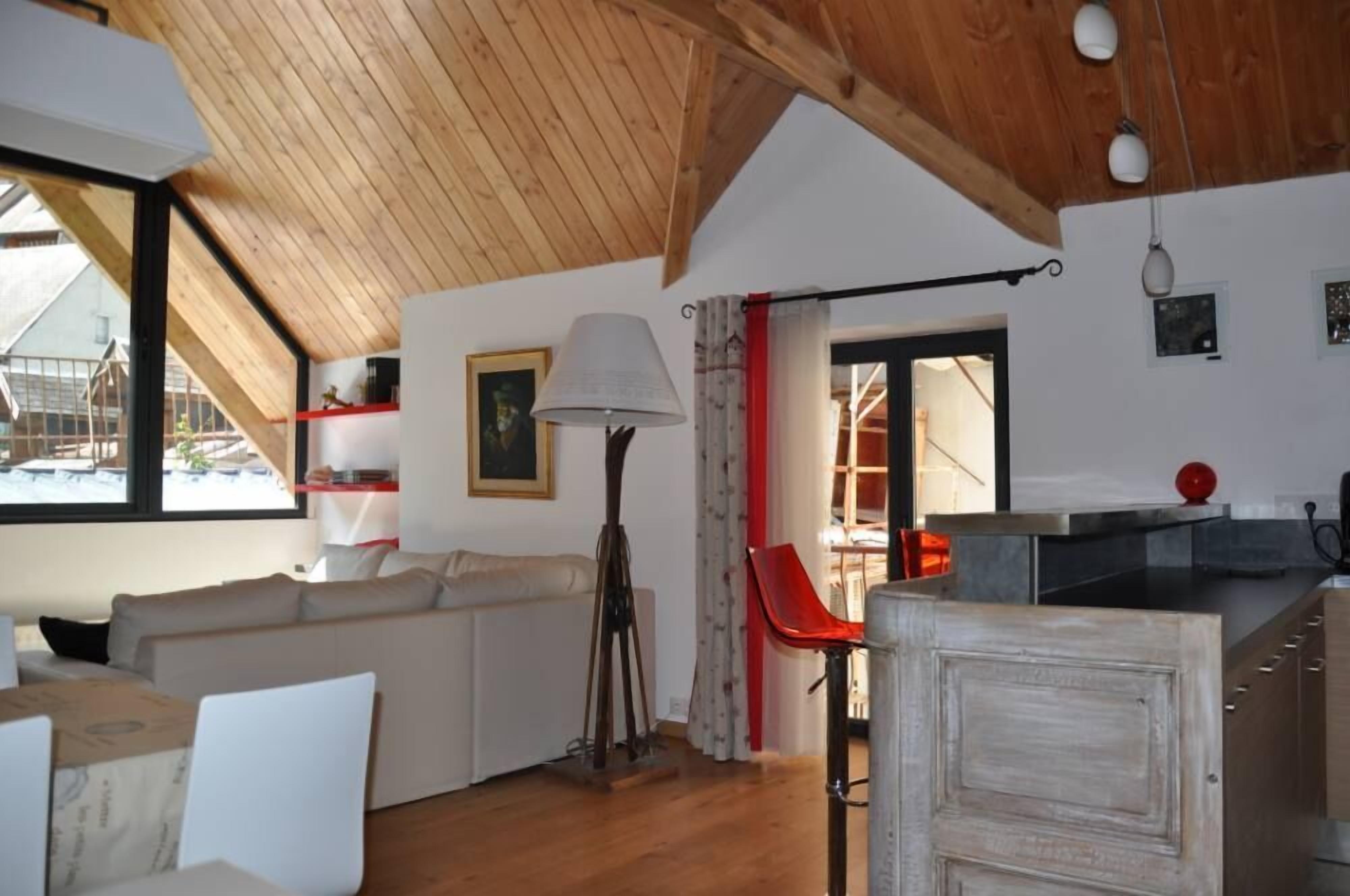 Een televisie, een open haard en een dvd-speler