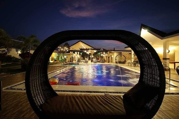 Alberca al aire libre, acceso de 10:00 a 22:00, y camastros 