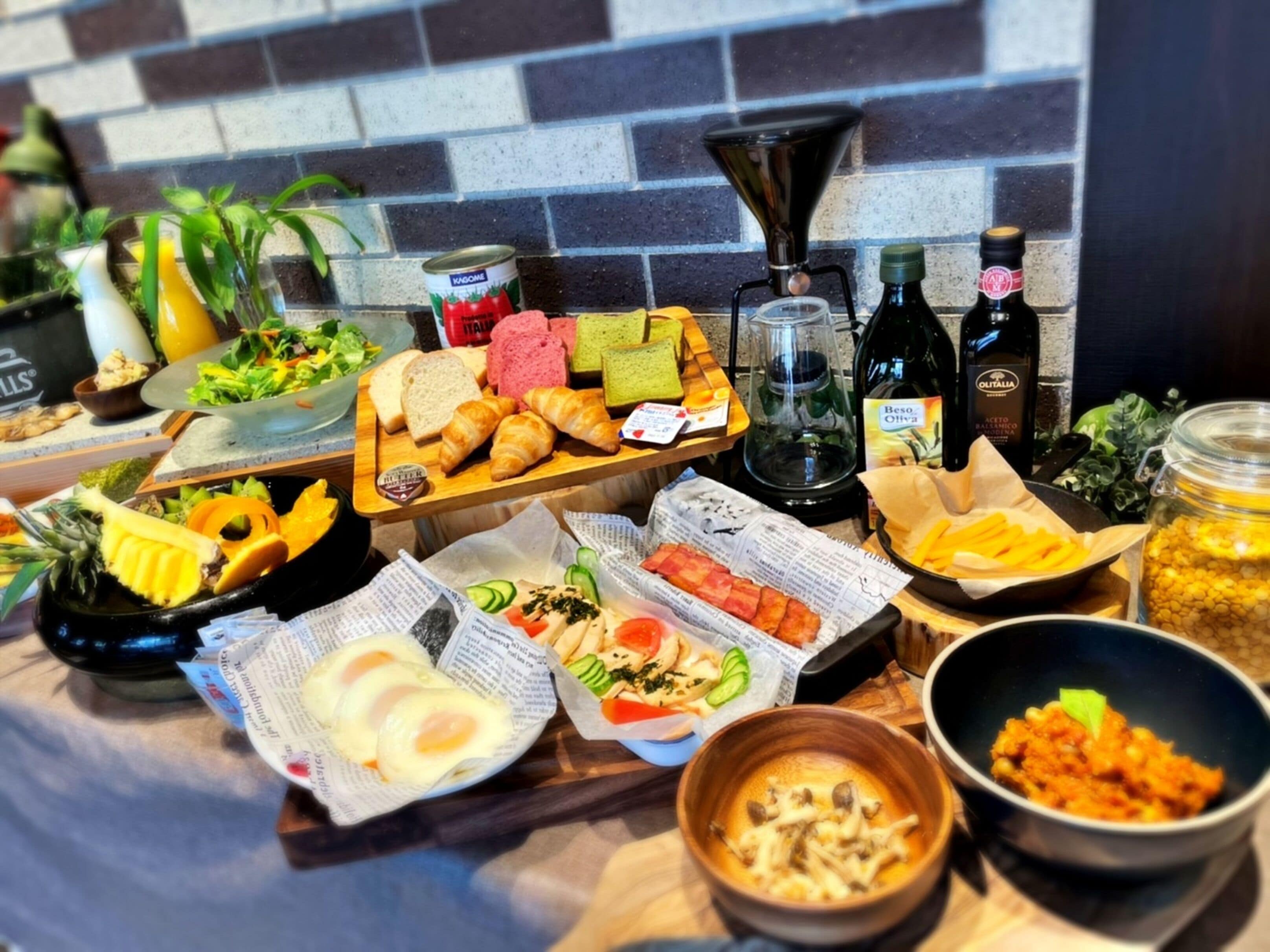 Un bufé con diferentes opciones de comida, incluyendo frutas, verduras, pan y salsas.
