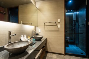 Habitación de lujo con 2 camas individuales | Baño | Artículos de higiene personal gratuitos, secador de pelo y zapatillas