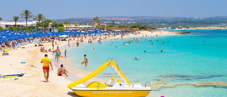 Una spiaggia nelle vicinanze