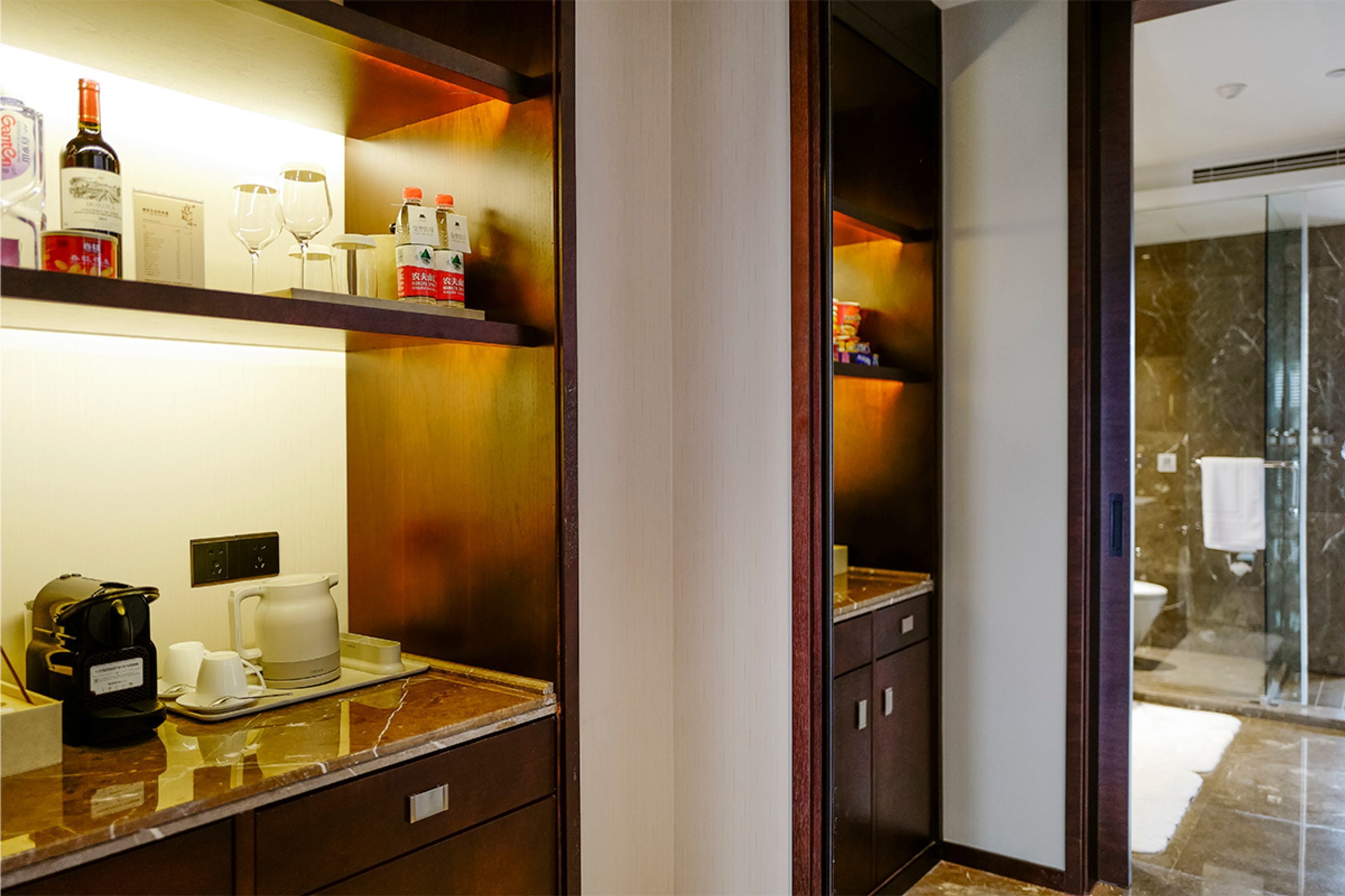 deluxe double room, 1 queen bed | minibar