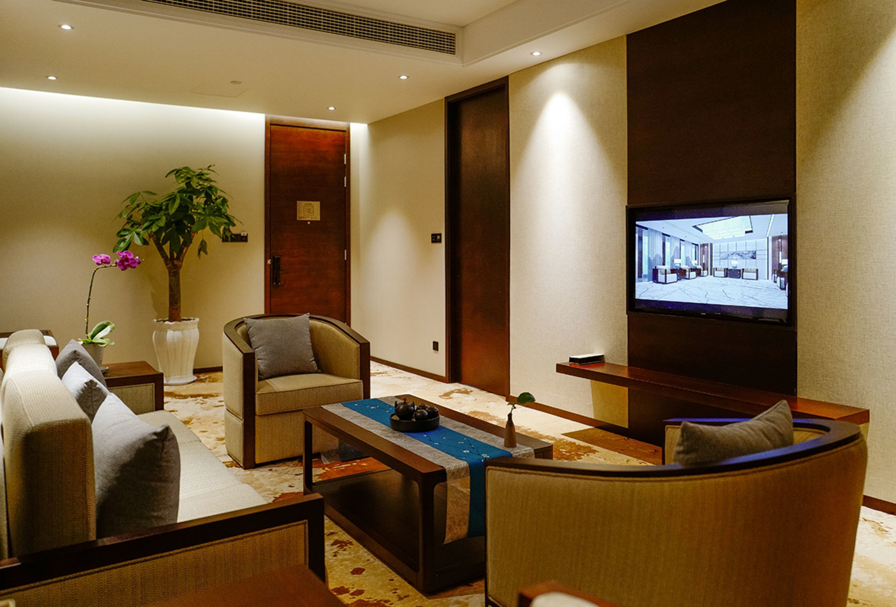 executive suite | down duvets, in-room safe, desk, blackout curtains