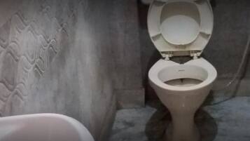 Standard Shared Dormitory, 1 Single Bed, Non Smoking | Bathroom | Towels