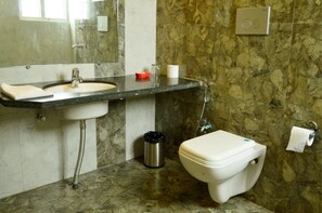 Chuveiro, produtos de toalete grátis, toalhas de banho