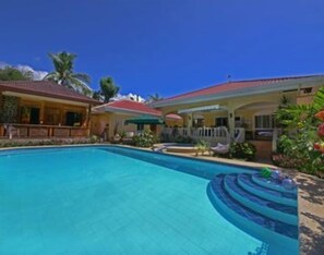 Una piscina al aire libre (de 11:00 a 19:00), tumbonas