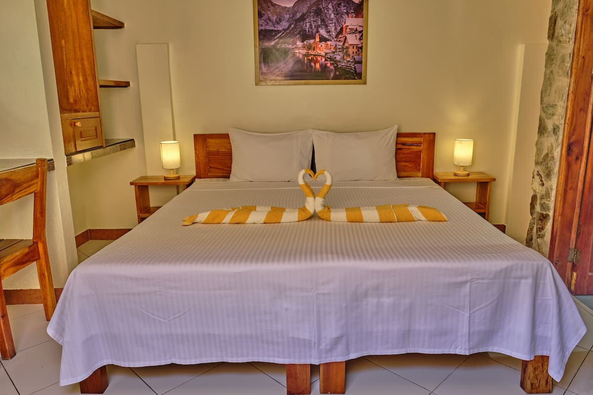 Kamer, 1 twee- of 2 eenpersoonsbedden (Summer) | Een kluis op de kamer, individueel gedecoreerd, individueel gemeubileerd