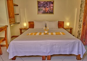 雙人或雙床房 (Summer) | 客房內保險箱、獨特裝潢、布置獨特、書桌