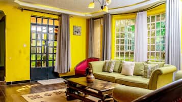 Family House, 3 Bedrooms | Ruang tamu | TV skrin rata