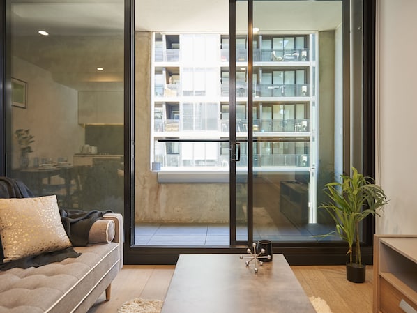 ดีลักซ์อพาร์ทเมนท์, 1 ห้องนอน | ห้องนั่งเล่น | ทีวีจอแอลอีดี