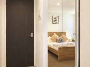 Deluxe Apartment, 1 Bedroom - Experience Convenient Inner City Living (South Yarra)
