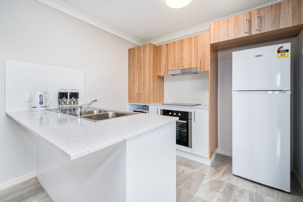 Deluxe Townhome, 3 Bedrooms | Private kitchen | Fridge, microwave, oven, stovetop - Convenient 3 Bedroom House with Parking (Morayfield)