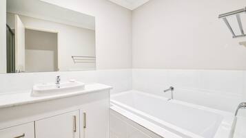 Deluxe Townhome, 3 Bedrooms | Bathroom | Separate bathtub and shower, free toiletries, hair dryer, towels