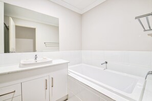 Casa adosada Deluxe, 3 habitaciones | Baño | Bañera y ducha independientes y artículos de higiene personal gratuitos