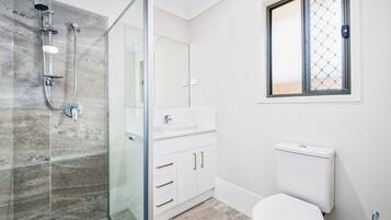 Deluxe Townhome, 3 Bedrooms | Bathroom | Separate bathtub and shower, free toiletries, hair dryer, towels